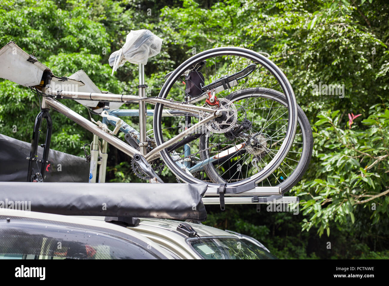 Bike Transport - zwei Fahrräder auf dem Dach eines Autos Stockfotografie -  Alamy