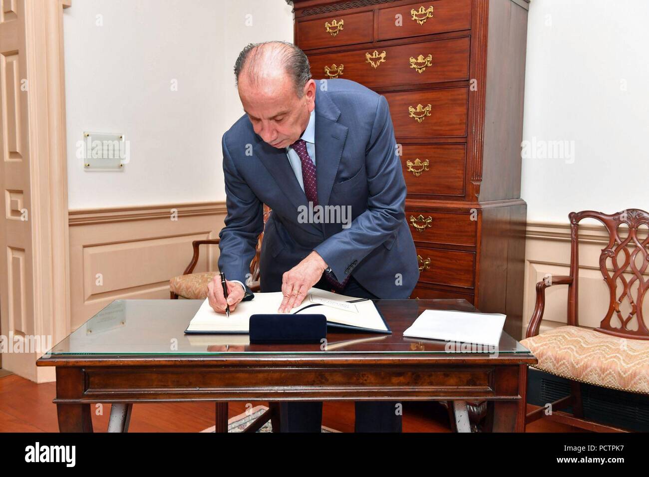 Aloysio Nunes Zeichen sek Pompeo's Gästebuch. Stockfoto