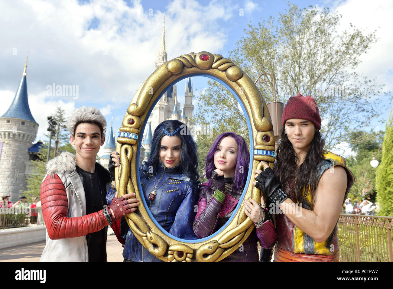 LAKE BUENA VISTA, FL - 10. NOVEMBER: Die Darsteller des Disney Channel Original Movie "escendants" (L-R: Cameron Boyce, Carlos spielt, Dove Cameron, der spielt Mal, Sofia Carson, Evie spielt, und Booboo Stewart, Jay spielt) durchführen, 10. November 2015 während des Aufnehmens von TV-Special der 'Disney Parkanlagen Unvergessliche Weihnachtsfeier" im Magic Kingdom Park im Walt Disney World Resort in Lake Buena Vista, Florida. Personen: Nachkommen Stockfoto