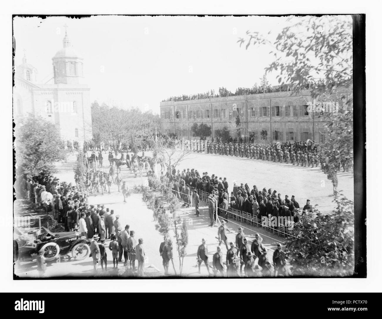 Die Allenby offizielle Eintrag mit militärischen Überprüfung am Russischen Compound. Truppen auf der Parade. Auto in der Prozession Stockfoto