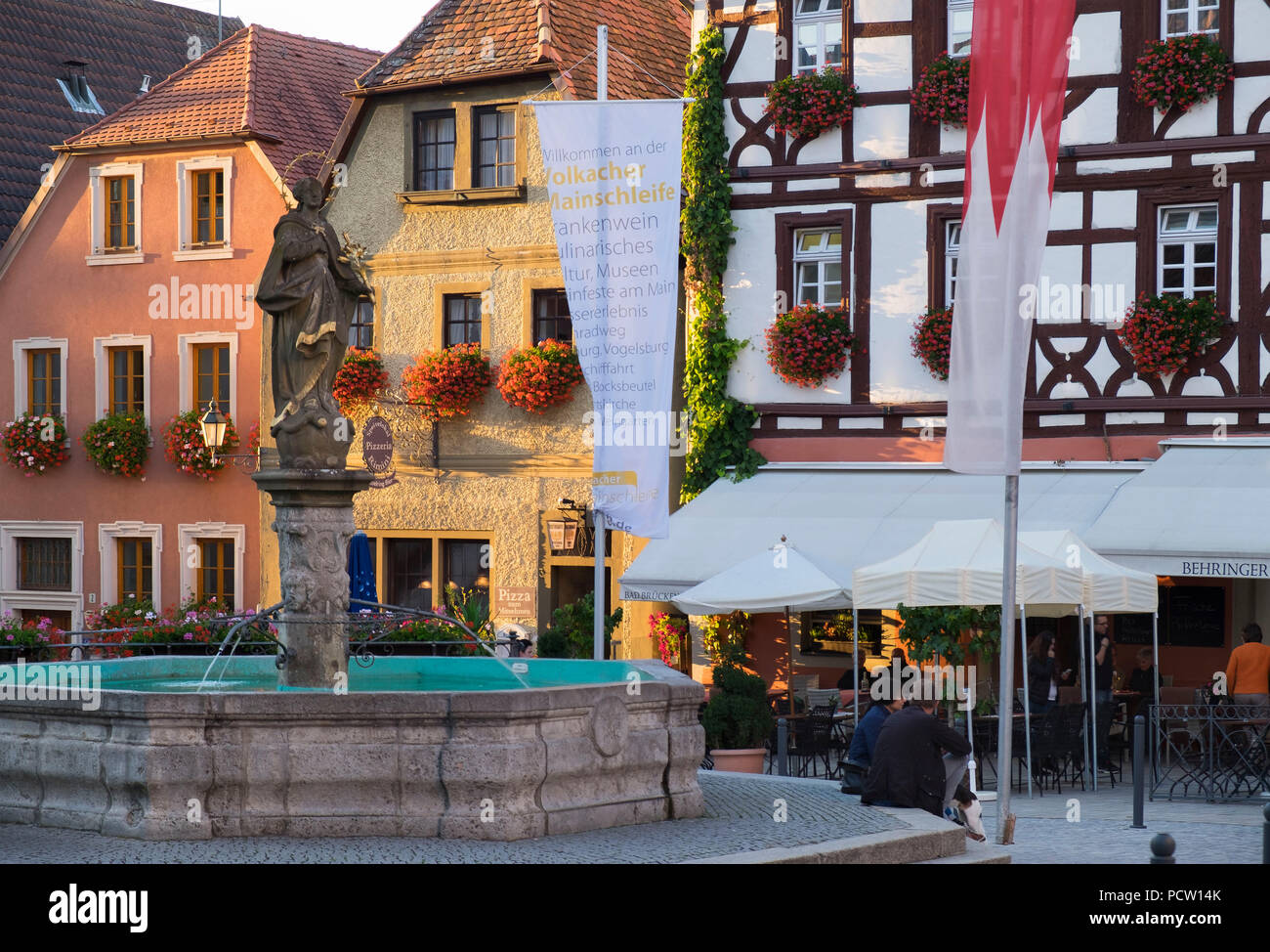 Stadt Brunnen mit Statue der Maria auf dem Marktplatz, Volkach, Franken ...