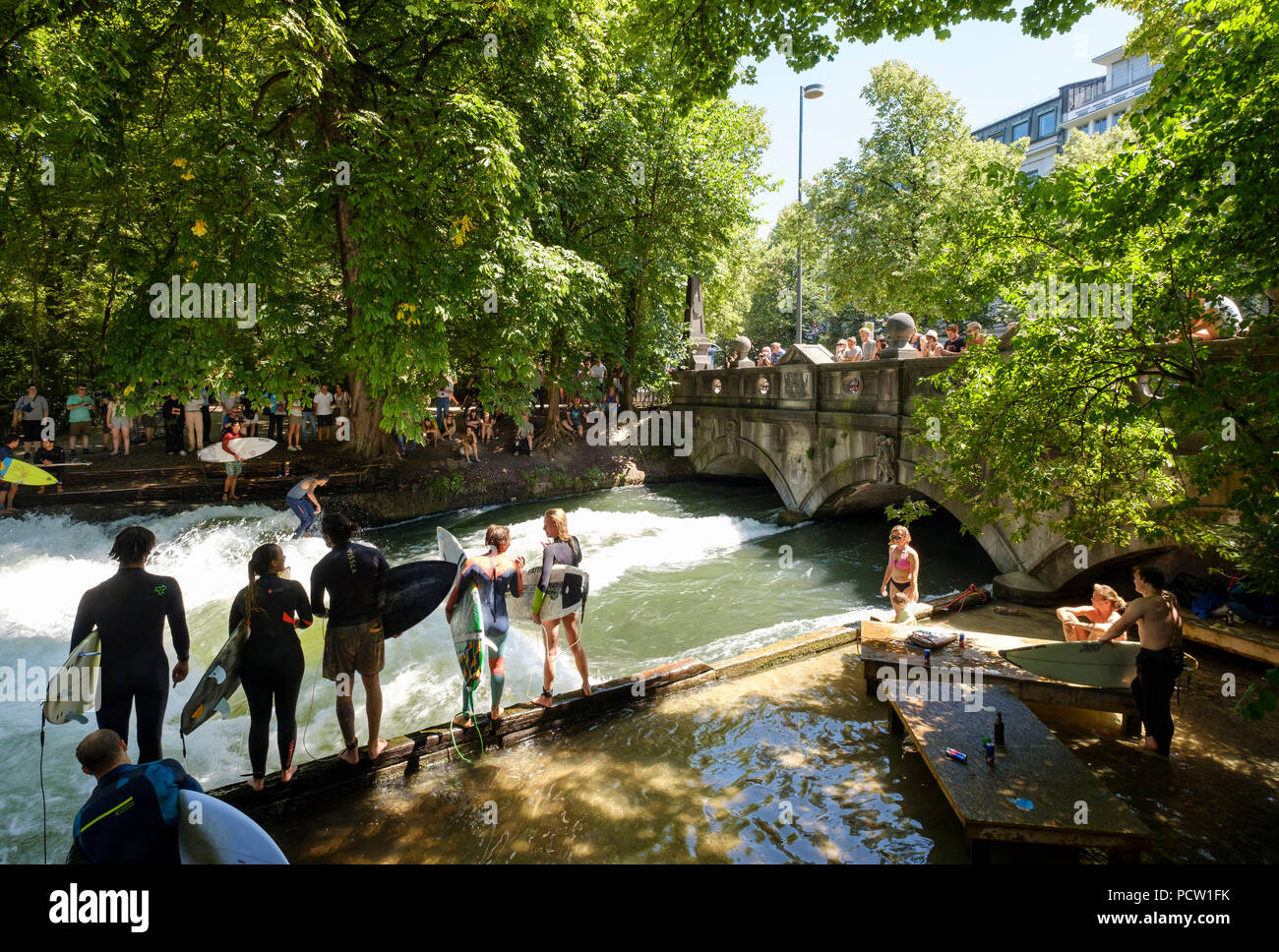 Auf Eisbachwelle Eisbach Englischer Garten Munchen Oberbayern Bayern Deutschland Surfer Stockfotografie Alamy