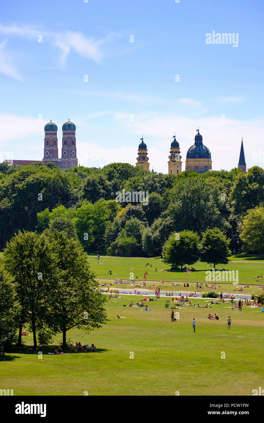 Blick vom Monopteros, Englischer Garten, die Frauenkirche und die Theatinerkirche, München, Oberbayern, Bayern, Deutschland Stockfoto
