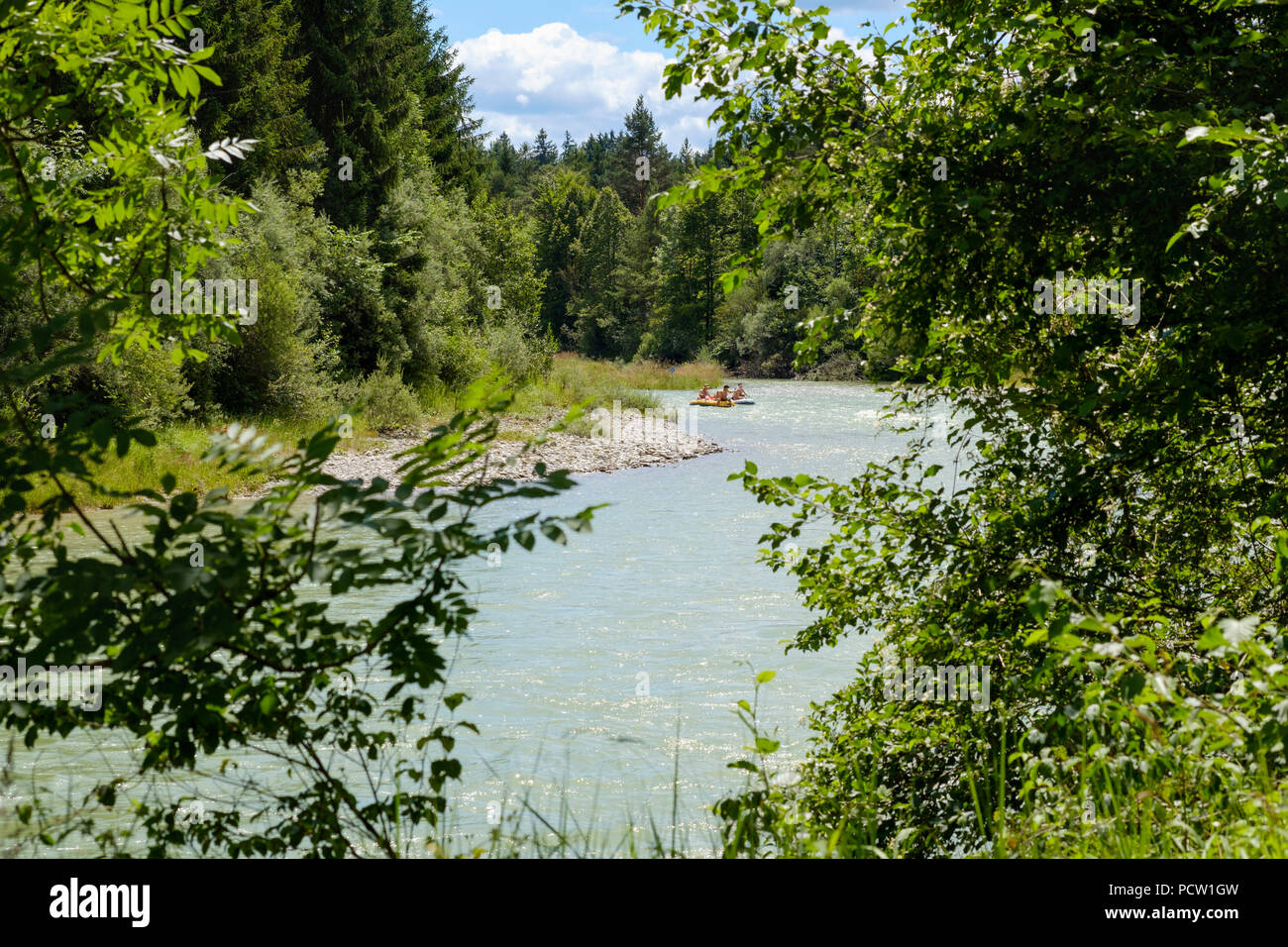 Aufblasbare Boote auf der Isar in der Nähe von Königsdorf, Naturschutzgebiet Isarauen, Oberbayern, Bayern, Deutschland Stockfoto