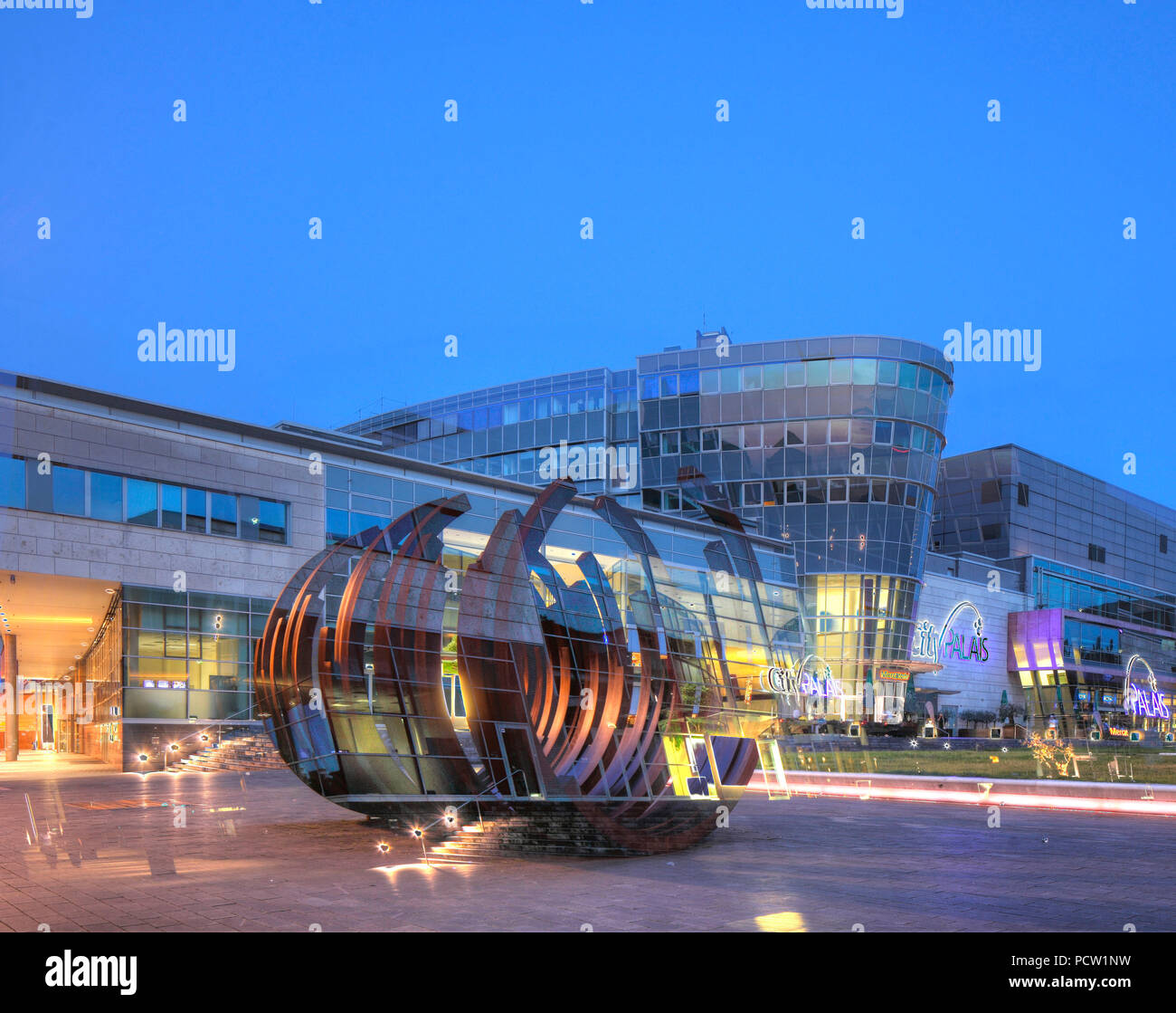 Stadt Palais Einkaufszentrum am KönigHeinrichPlatz in der Dämmerung