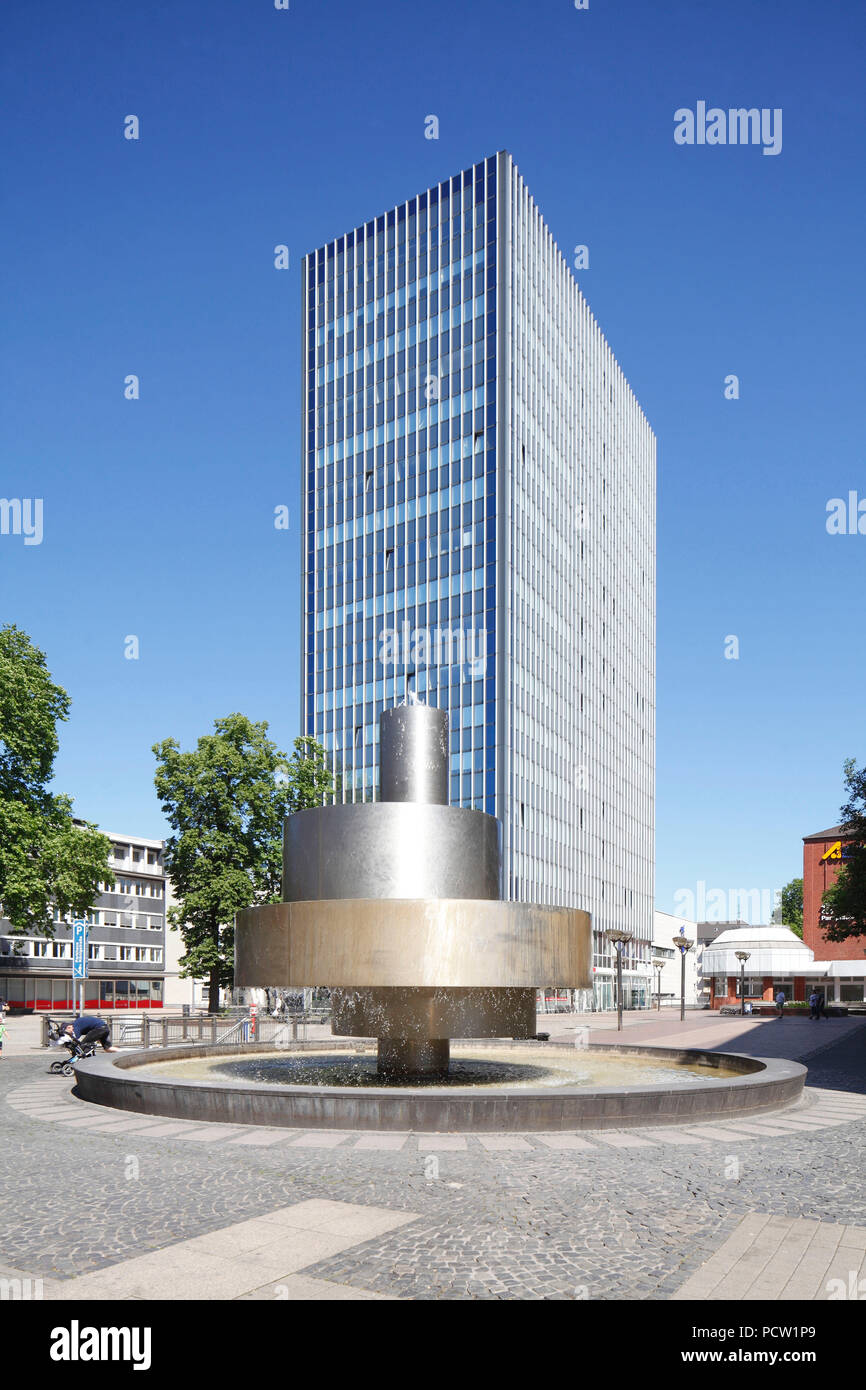 Hochhaus, Brunnen ohne Titel von André Volten, Averdunkplatz, Königstraße, Duisburg, Ruhrgebiet, Nordrhein-Westfalen, Deutschland, Europa Stockfoto