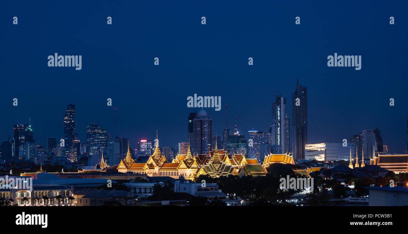 Grand Palace und Wat Phra Kaew umgeben von modernen Gebäuden, in die Stadt Bangkok Thailand Stockfoto