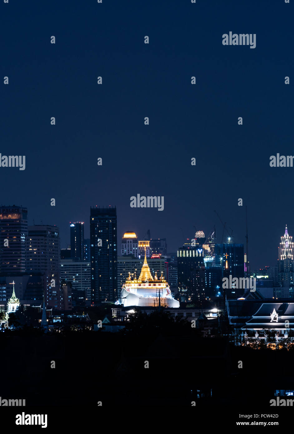 Der goldene Berg, Wat Saket in Bangkok Stadt, umgeben von modernen Gebäuden Stockfoto