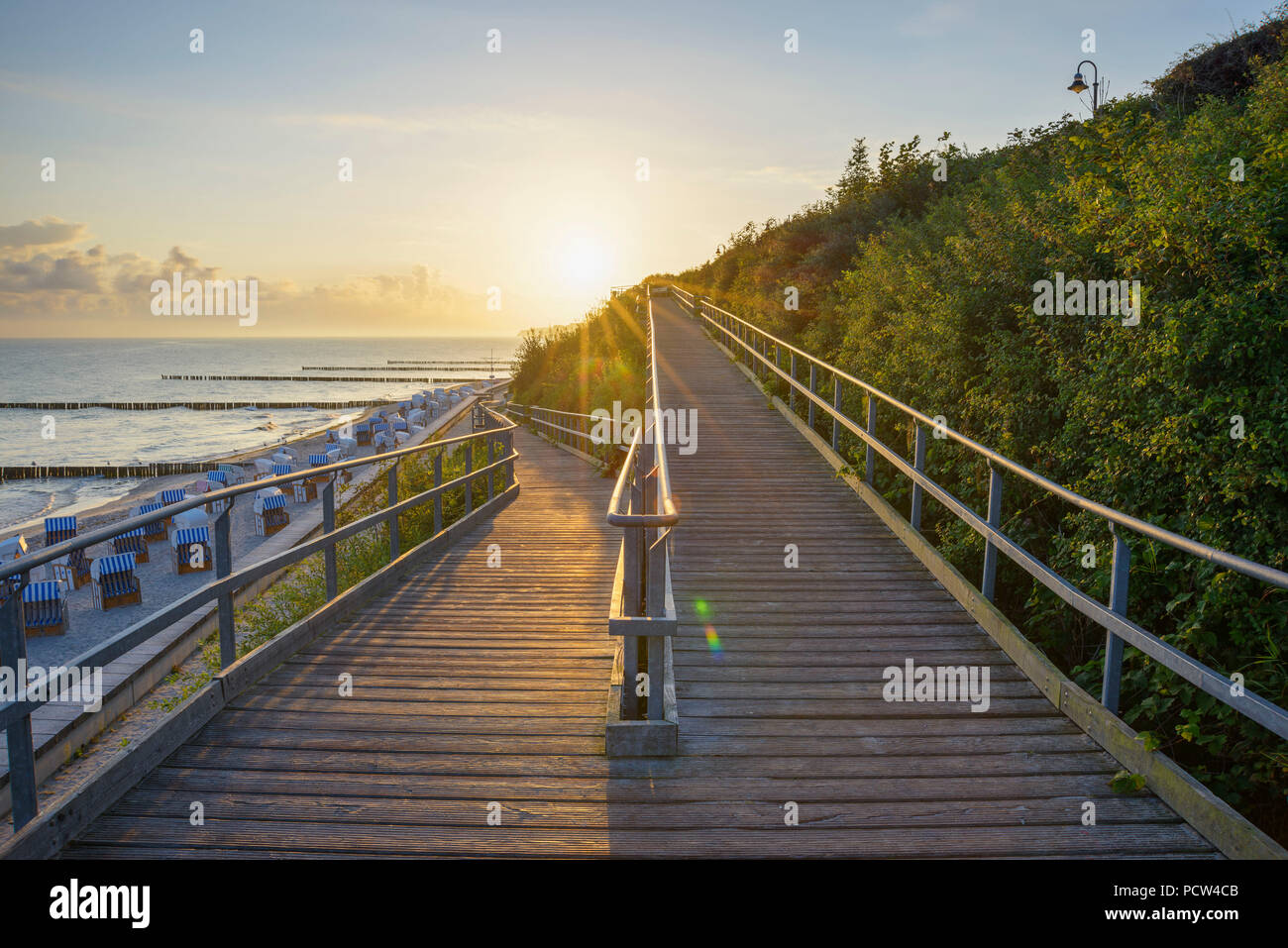 Holzbrett weg zum Strand bei Sonnenaufgang, Nienhagen, Ostsee, Mecklenburg-Vorpommern, Mecklenburg-Vorpommern, Deutschland Stockfoto