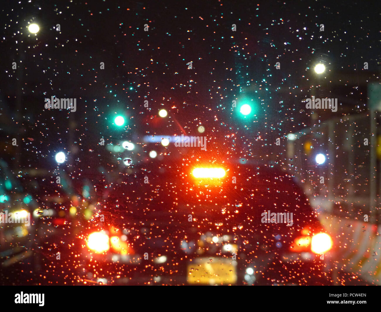 Bremsleuchte des Fahrzeugs während der Regen Stockfoto