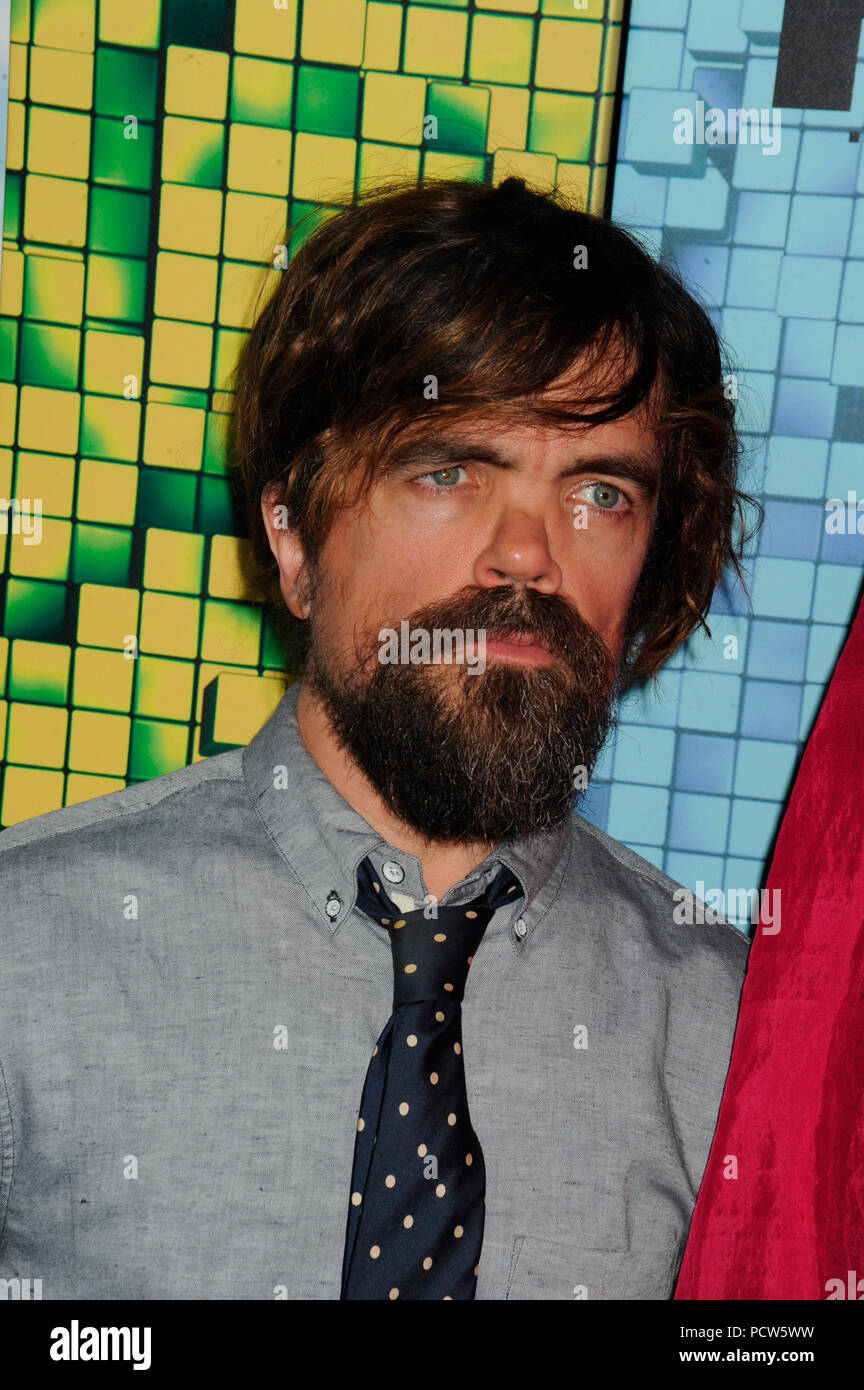 NEW YORK, NY - 18. Juli: Schauspieler Ashley Benson, Josh Gad, Peter Dinklage, Michelle Monaghan, Adam Sandler und Kevin James an der 'Pixel' New York Premiere im Regal E-Walk am 18. Juli 2015 in New York City. Personen: Peter Dinklage Stockfoto