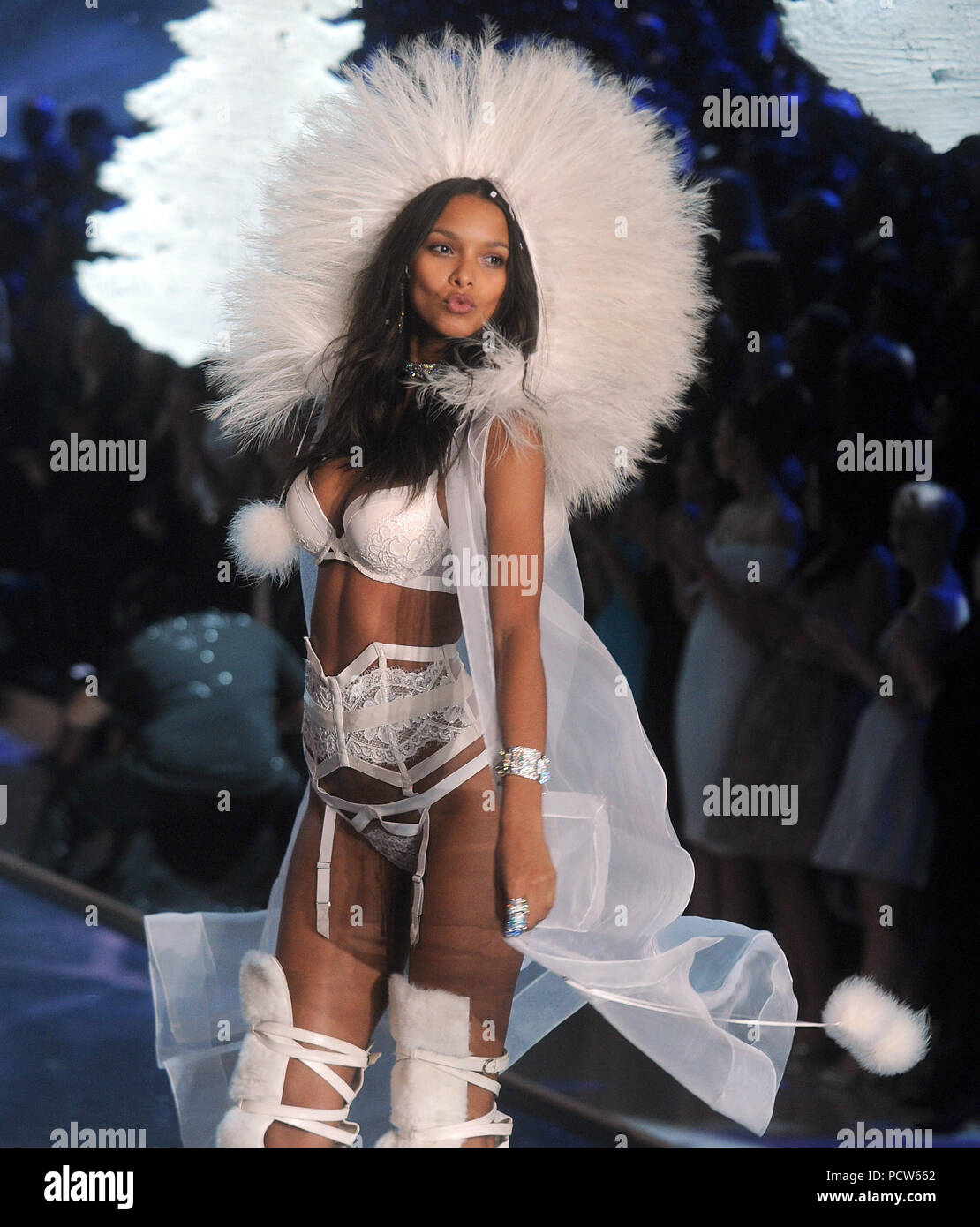 NEW YORK, NY - 10. NOVEMBER: Modell Lais Ribeiro an der Victoria's Secret Fashion Show 2015 an der Lexington Avenue Armory am 10. November 2015 in New York City. Personen: Lais Ribeiro Stockfoto