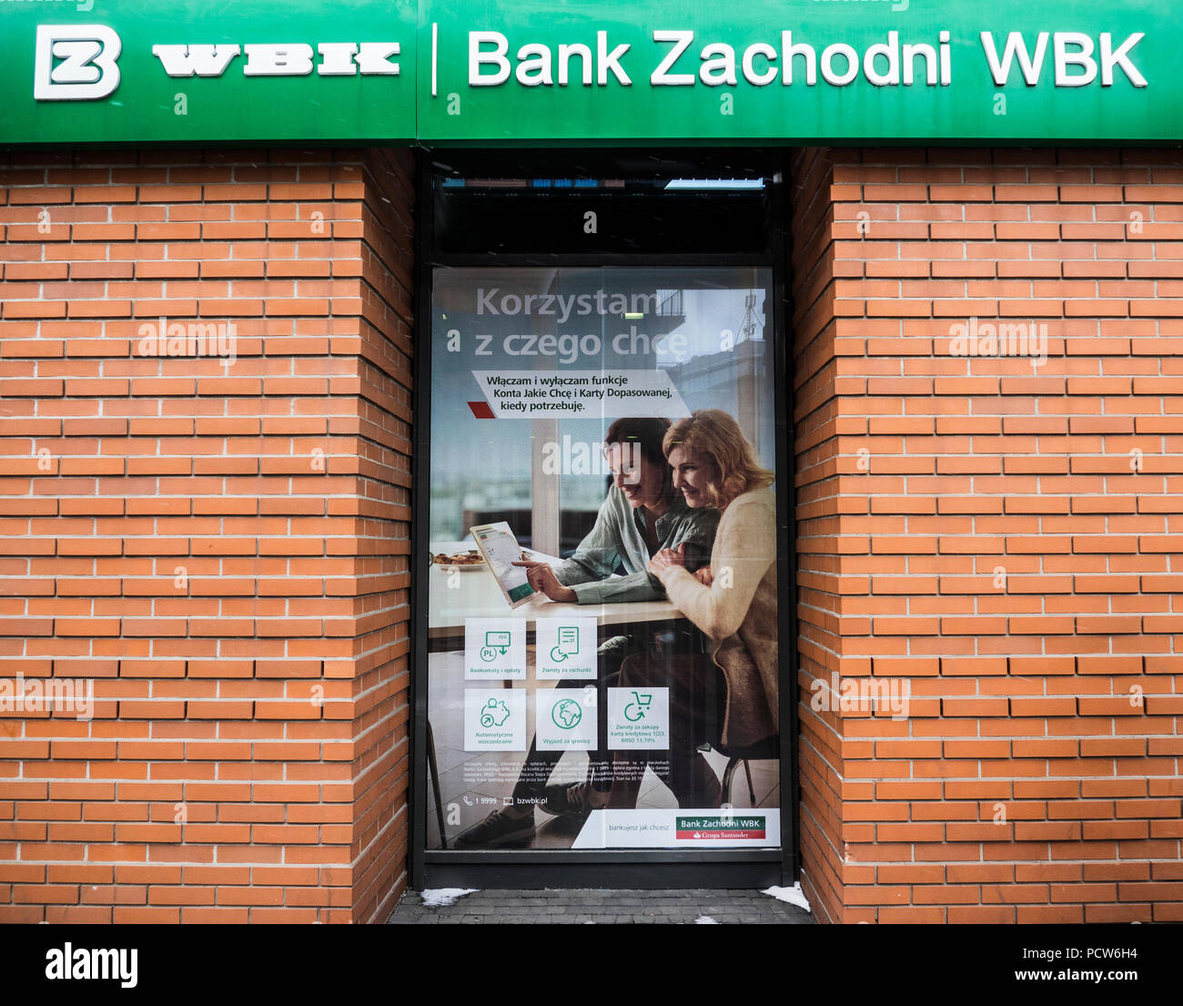 Bank Zachodni WBK in Krakau. Bank Zachodni WBK (BZ WBK) ist eine polnische Universalbank. Es ist die drittgrößte Bank in Polen in Bezug auf die Vermögenswerte der Wert und die Zahl der Verkaufsstellen. Es wurde im Jahr 2001 durch die Fusion der Bank Zachodni S.A. und Wielkopolski Bank Kredytowy SA gebildet. Seit 2011 hat die Bank durch die spanische Bank Santander Gruppe geführt. Stockfoto