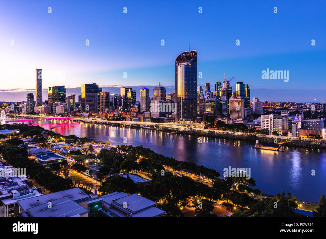 Sonnenuntergang areal Bild von Brisbane CBD und South Bank. Brisbane, Queensland, Australien. Stockfoto