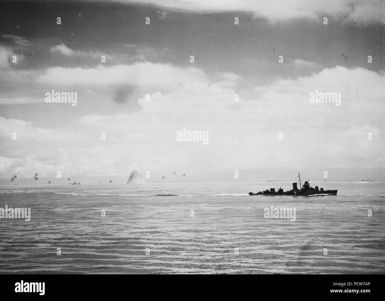 Alliierte Schiffe manövrieren während der Japanischen torpedo Flugzeug Angriff auf die tulagi Invasion force, 8 August 1942 (NH 97751). Stockfoto