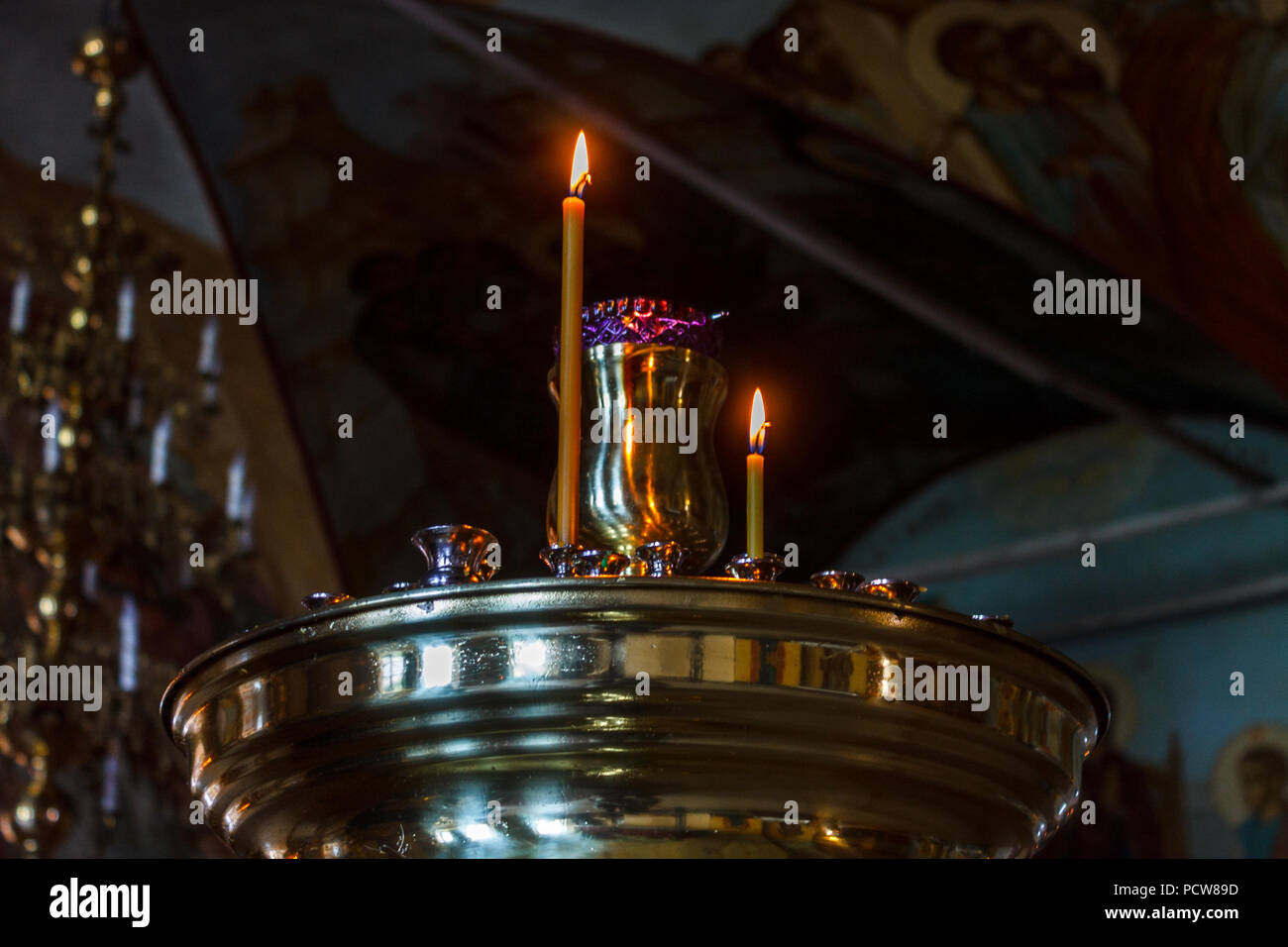 Altar mit brennenden Kerzen in einem religiösen Tempel. Stockfoto