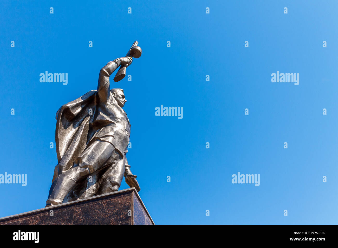 Denkmal für die sowjetischen Soldaten mit einer Maschinenpistole in der Hand eines Teilnehmers in den Zweiten Weltkrieg mit kopieren. Stockfoto