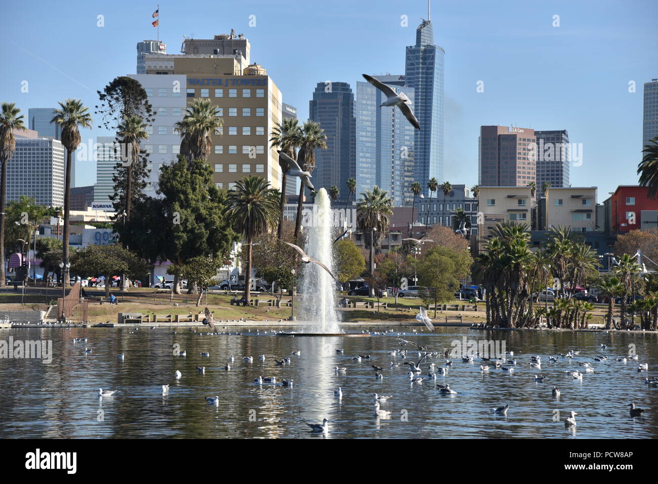 Einen atemberaubenden Blick auf die Innenstadt von Los Angeles von der See bei MacArthur Park an einem klaren Tag. Royalty Free Los Angeles Stockfotos. Exklusive Los Angeles P Stockfoto