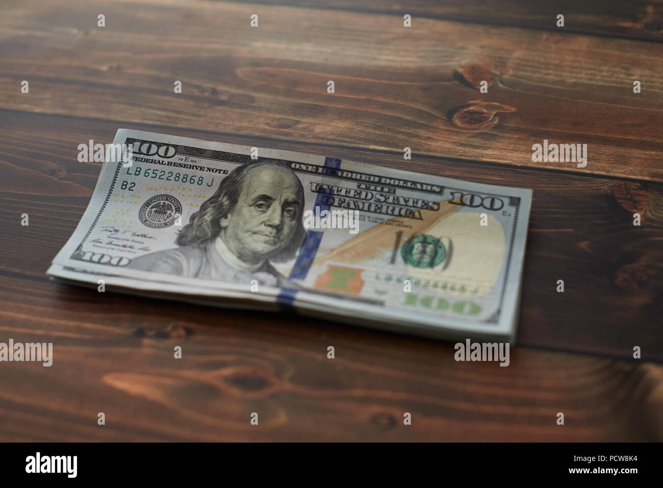 Amerikanische Dollar Banknoten auf alten Holztisch Hintergrund. Dollar Geld auf den Tisch. Stockfoto