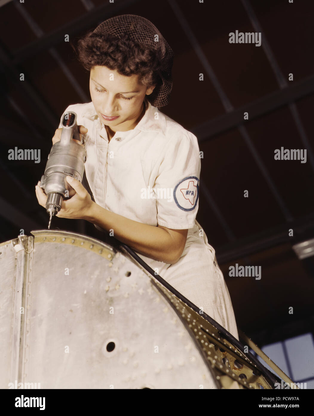 Eine Niete ist ihr Kampf Waffe. Diese weibliche Arbeitnehmer, Tochter eines Marineleutnant, eine von vielen Frauen, die NYA Schulung Mechanik an der Naval Air Base, Corpus Christi, Texas zu werden. August 1942 (Rosie der Nieterin Konzept) Stockfoto