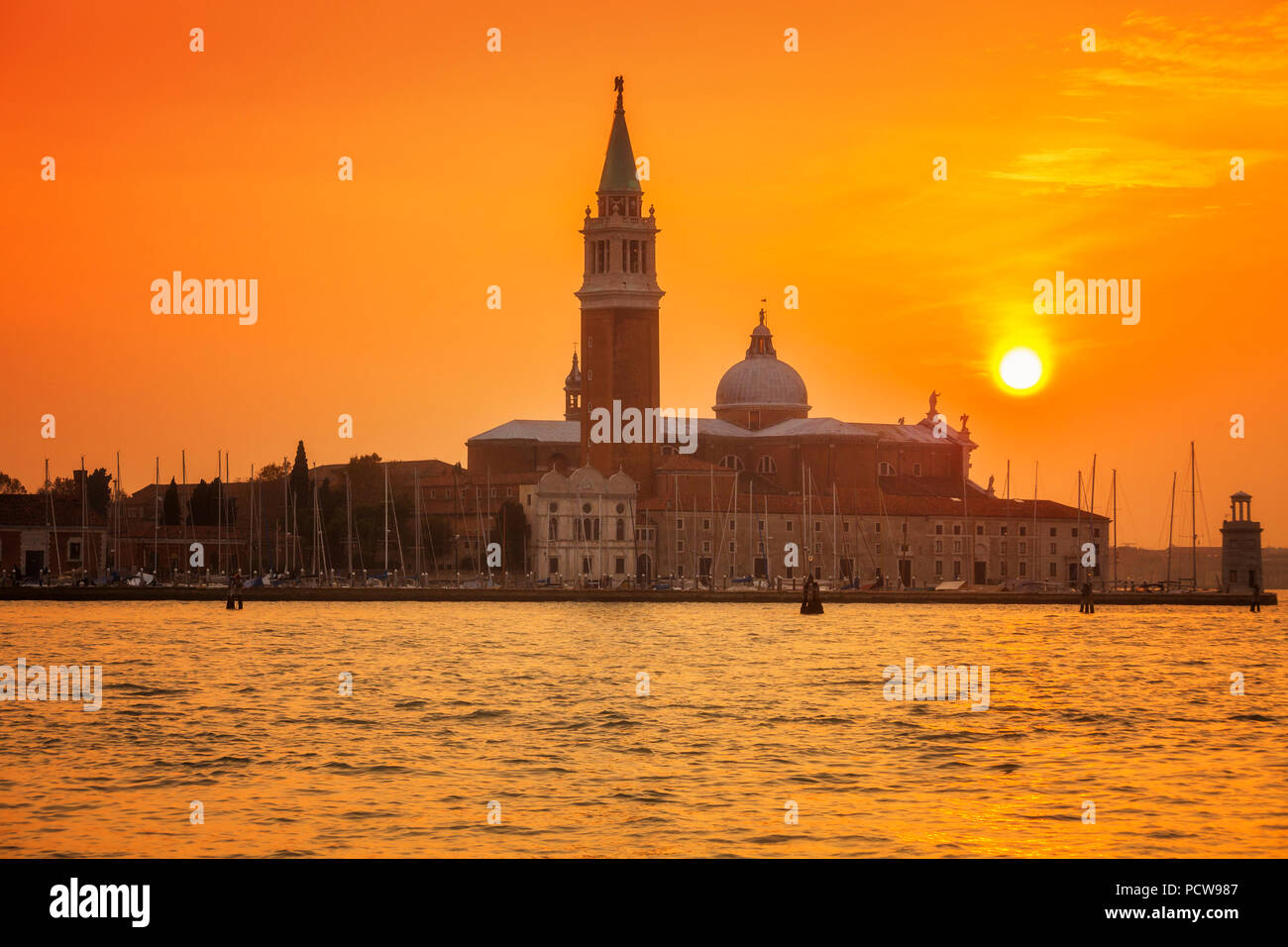 Venedig die Insel San Giorgio Maggiore unter einer untergehenden Sonne Stockfoto