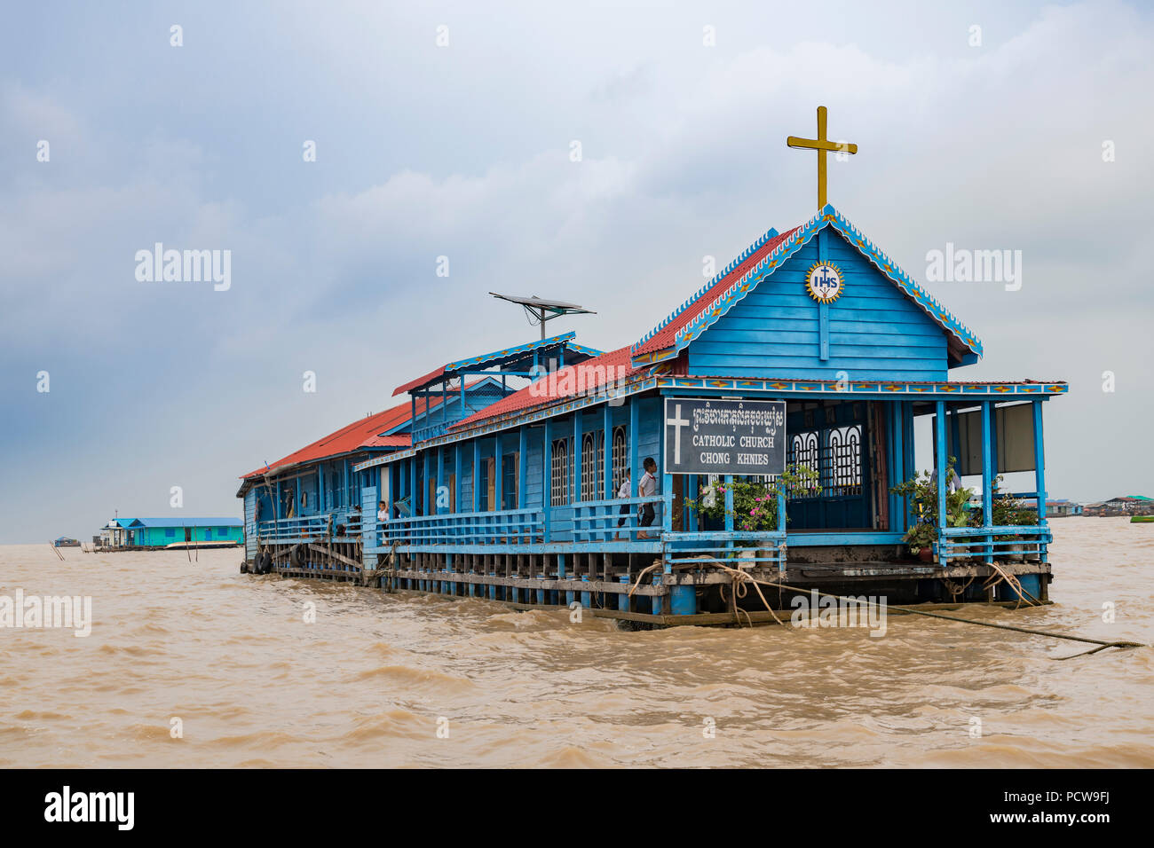 Chong Khneas (oder Khnies) Katholische Kirche sowohl mit der Roten Khmer und vietnamesische Schule liegen auf dem Tonle Sap See, Provinz Siem Reap, Kambodscha Stockfoto