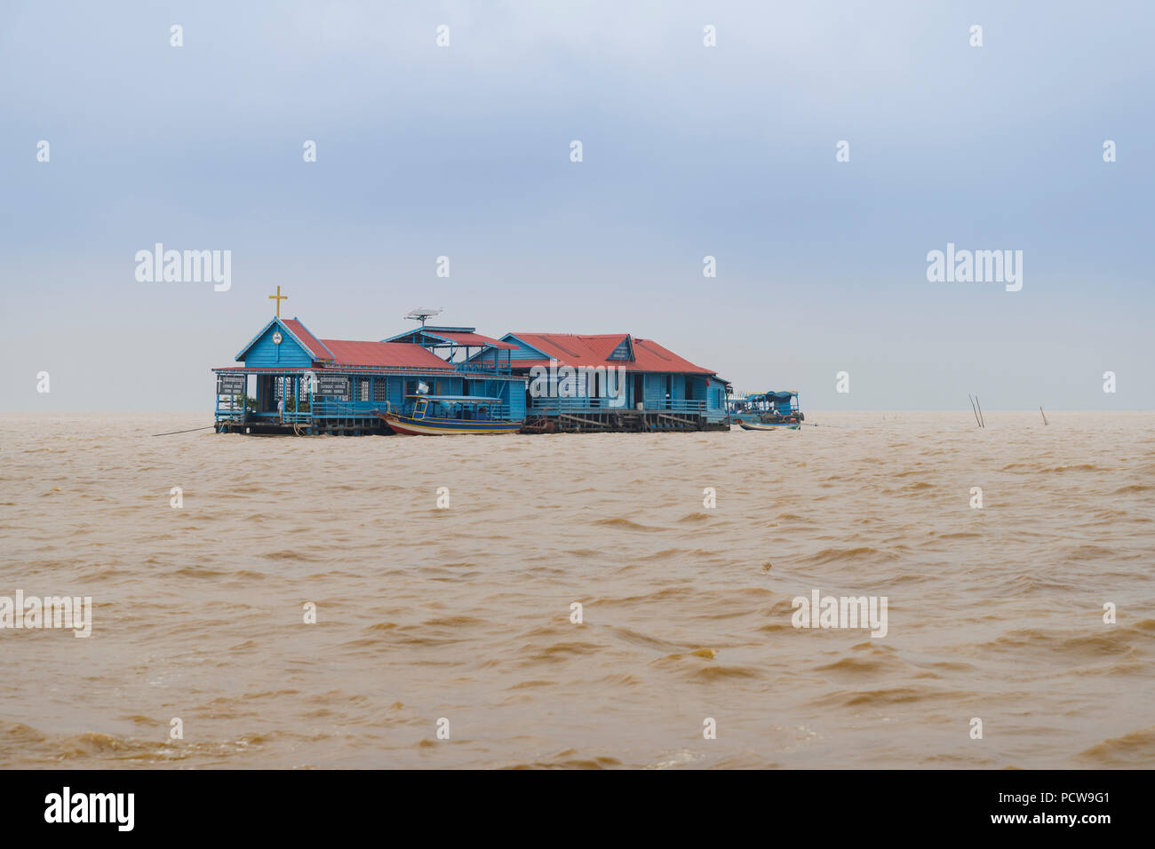 Chong Khneas (oder Khnies) Katholische Kirche sowohl mit der Roten Khmer und vietnamesische Schule liegen auf dem Tonle Sap See, Provinz Siem Reap, Kambodscha Stockfoto