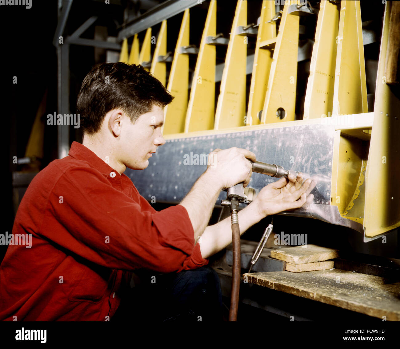 Nietwerkzeug bei der Arbeit an der Douglas Aircraft Corporation in Long Beach, Kalifornien, Oktober 1942 Stockfoto