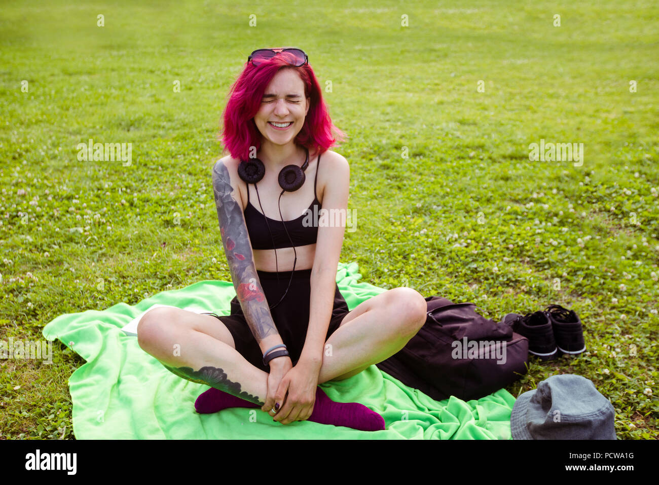 Informelle super glücklich tätowierte Frau auf Plaid Stockfoto