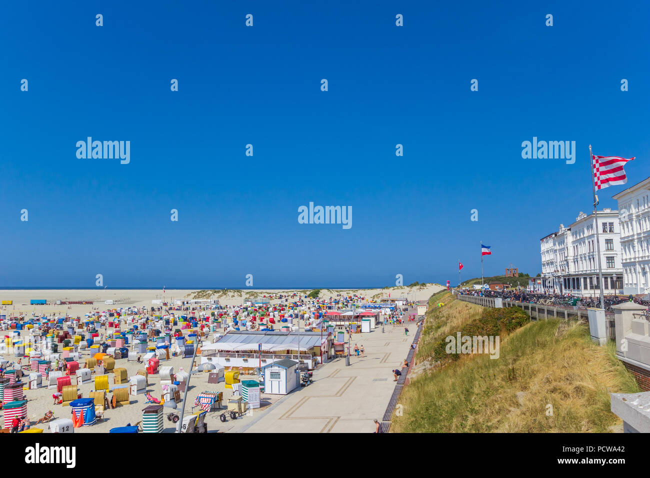 Promenade und Strand an der Küste von Borkum, Deutschland Stockfoto