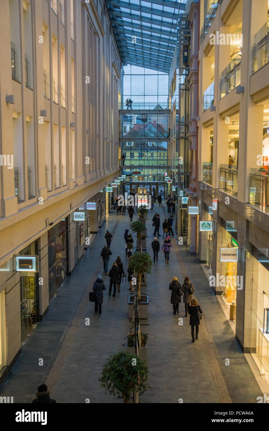 Indoor Shopping Street in der Mitte von Galerija Centrs, in Zentral Riga Stockfoto