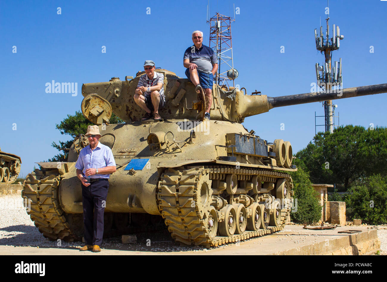 11. Mai 2018 Männer auf eine weggeworfene Sherman Panzer auf HarAdar (Radar Hill) Denkmal draußen vor Jerusalem, Israel. Die Website ist für das Andenken von t gewidmet Stockfoto