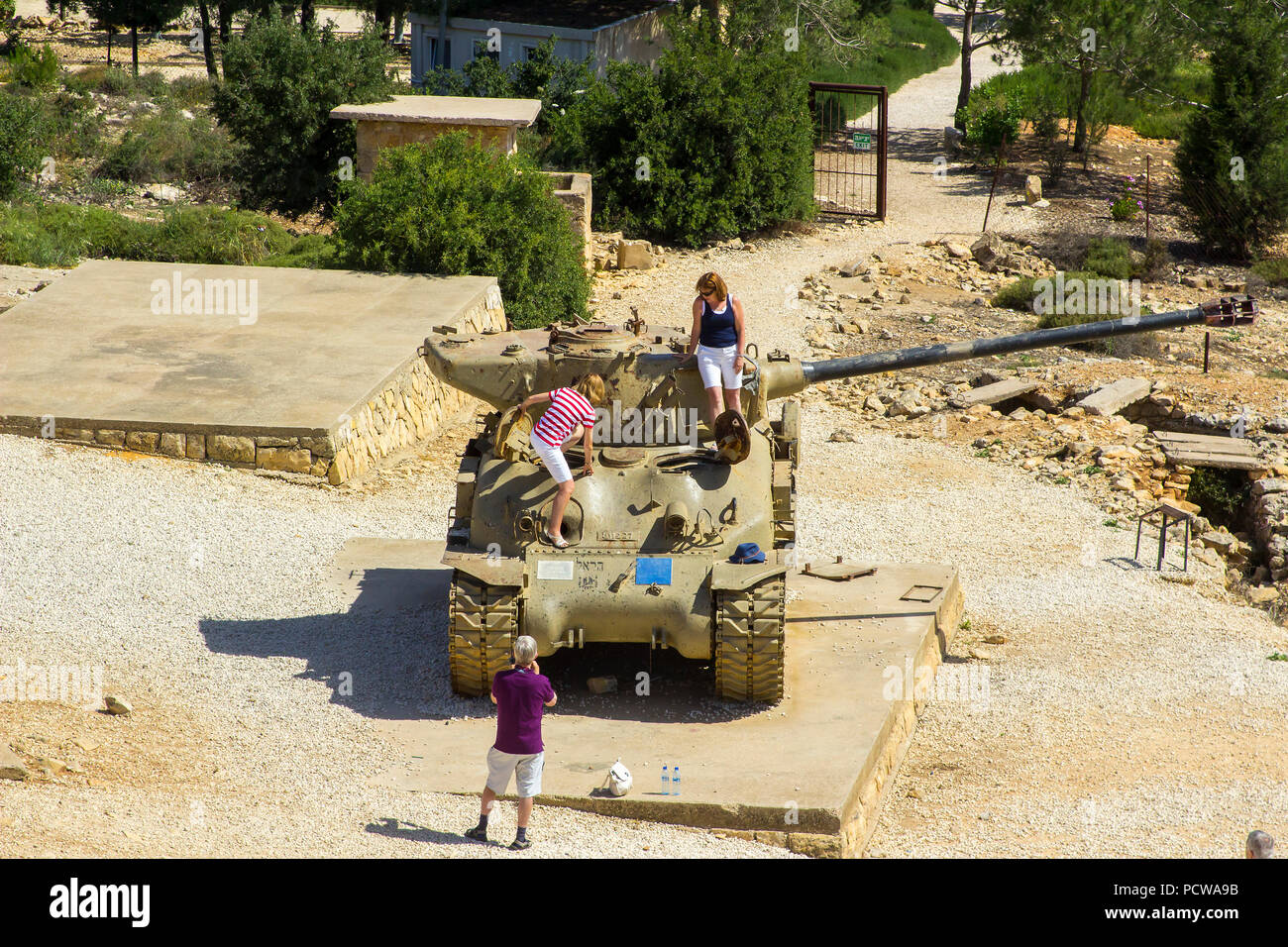 11. Mai 2018 einen Ausblick auf eine weggeworfene Sherman Panzer auf HarAdar (Radar Hill) Denkmal draußen vor Jerusalem, Israel. Die Website ist in den Speicher des s gewidmet Stockfoto