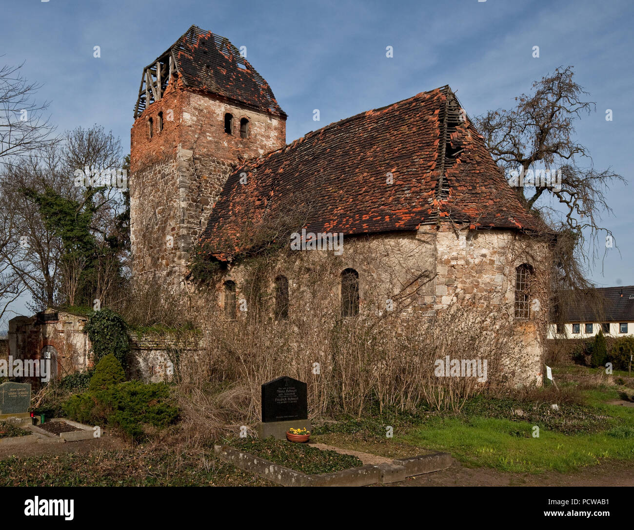 Blick von Südwest, mittelalterlicher einschiffiger Bruchsteinbau zur Ruine verfallen Stockfoto