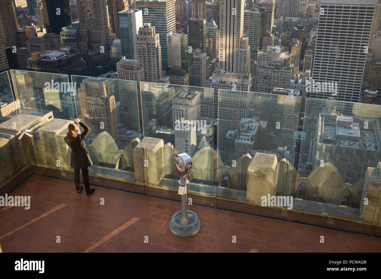 Die Oberseite des Felsens am Rockefeller Center bietet einen hohen Aussichtspunkt für mit Blick auf die Skyline von New York City. Stockfoto