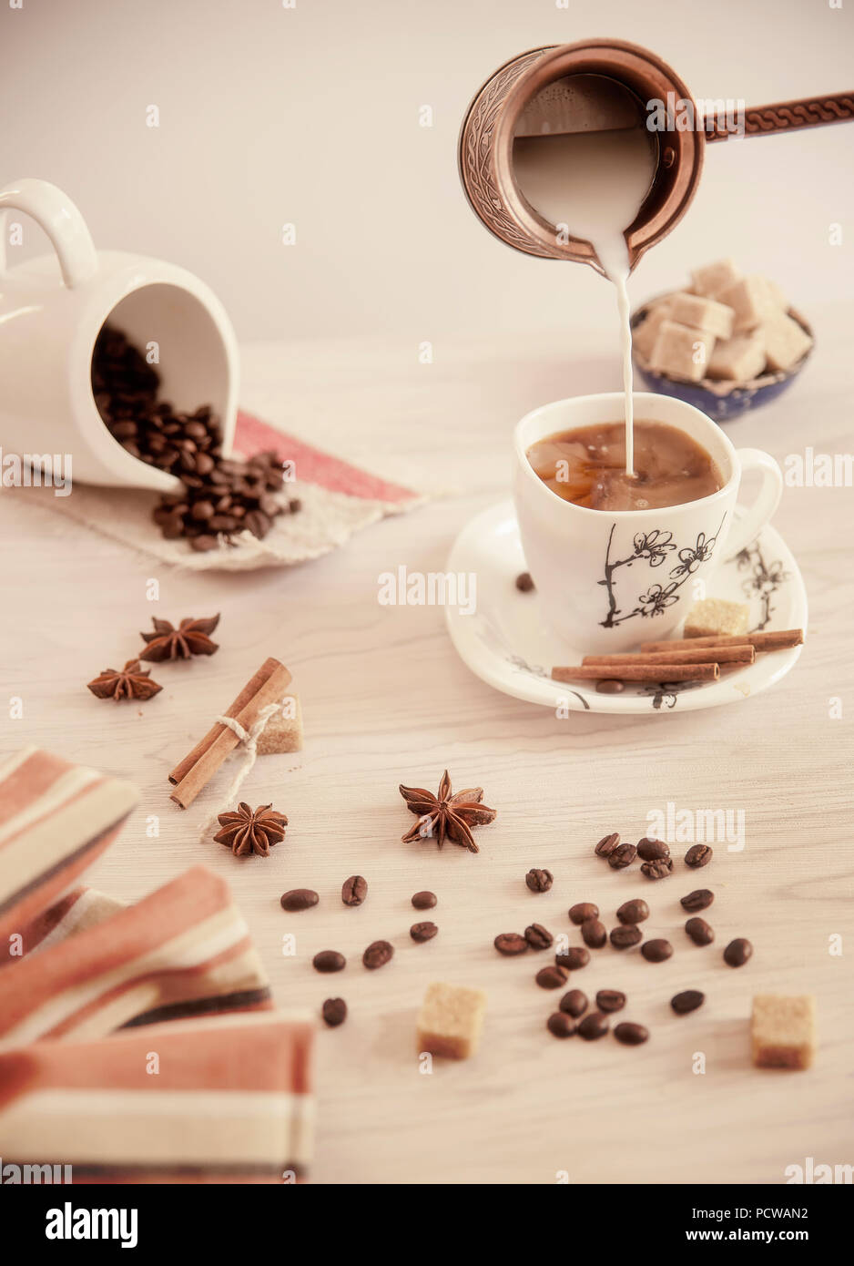 Der Kaffee Welt ist vertraut mit der Verwendung von Milch in Kaffee Getränke. Stockfoto