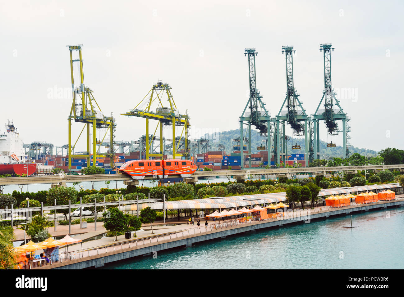 Sentosa Gateway Singapur, mit Monorail und Straßenverbindungen zwischen Singapur und Sentosa auf dem Festland. Keppel Harbour Terminal ist im Hintergrund. Stockfoto