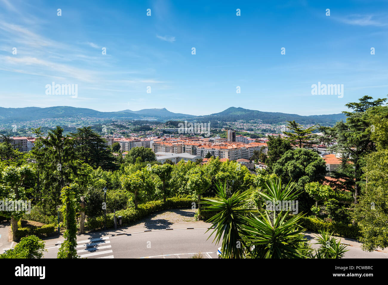 Vigo, Spanien - 20. Mai 2017: Die schöne Stadt Vigo. Blick aus dem Park Monte del Castro in der Nähe der Ruine der Burg in Vigo, Galicien, Spanien, Europa. Stockfoto