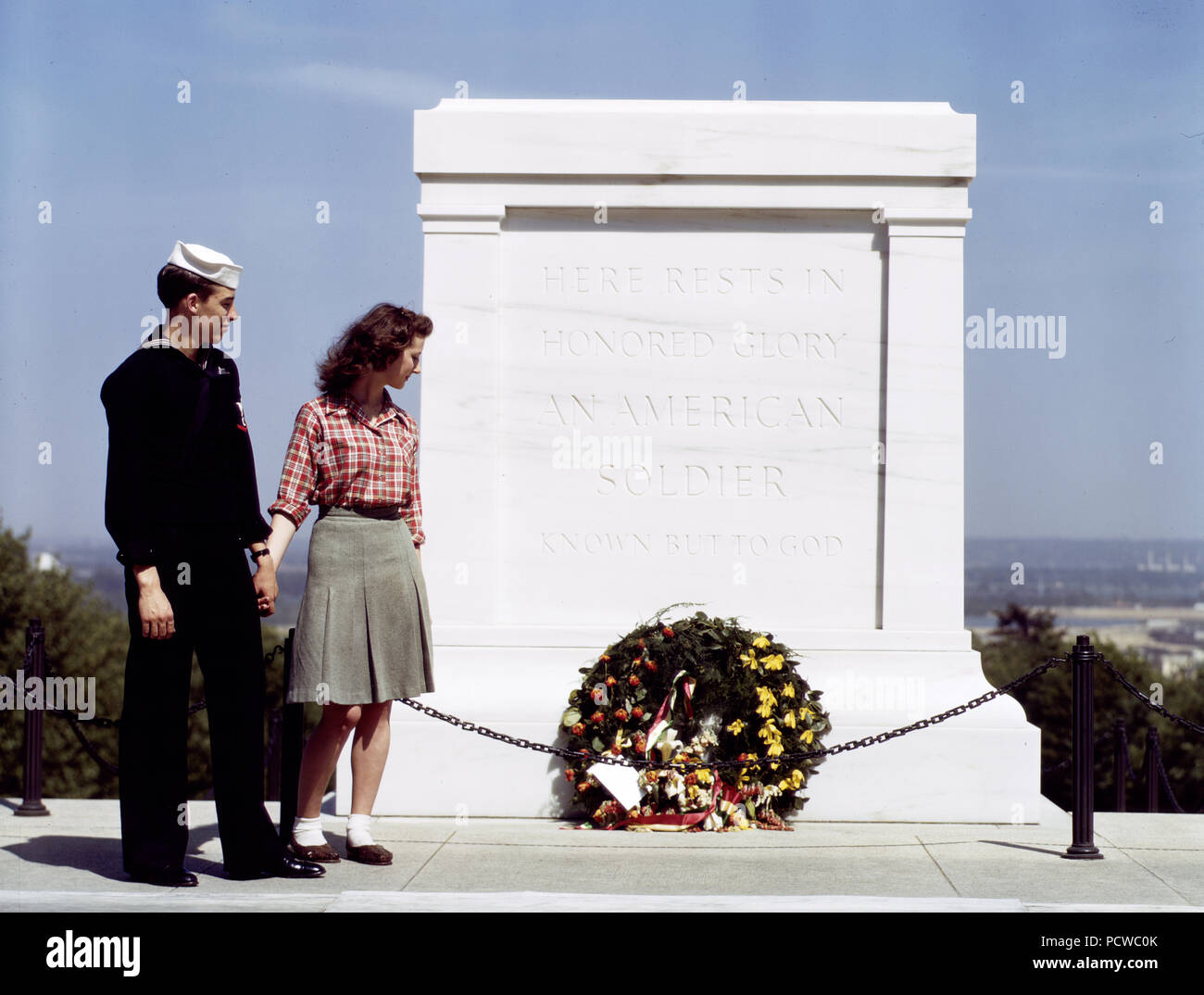 Sailor und Mädchen am Grab des Unbekannten Soldaten, Washington, D.C. - Mai 1943 Stockfoto