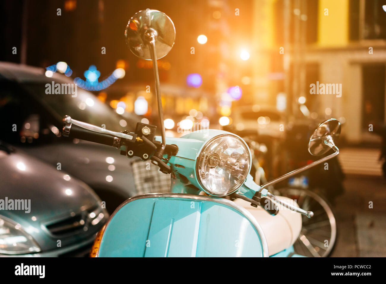 Hellblau retro Roller auf der Straße Stockfoto