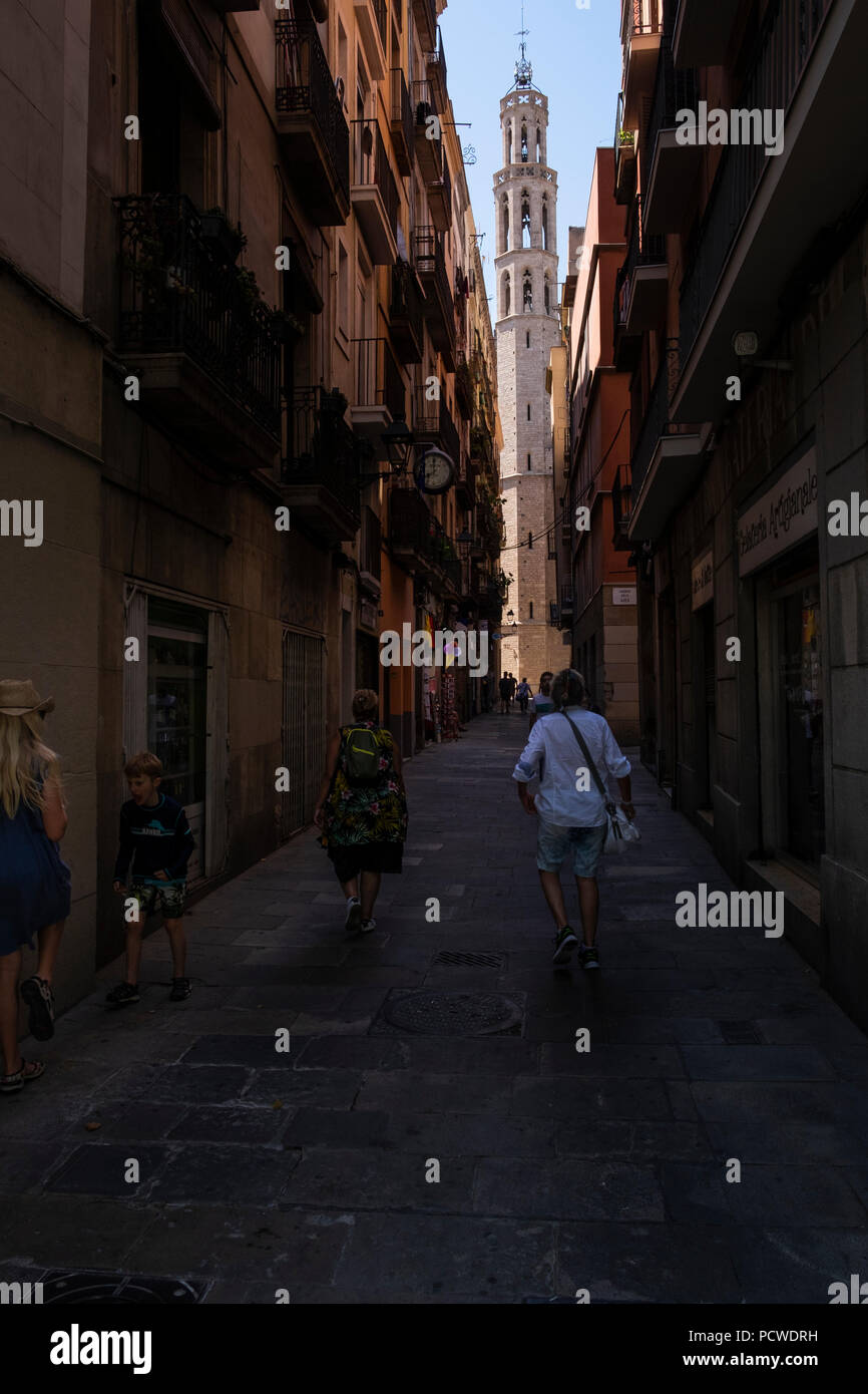 Schmale Straße die zum Esglasia de Santa Maria del Mar im Gotischen Viertel Barri Gotic, Barcelona, Spanien Stockfoto