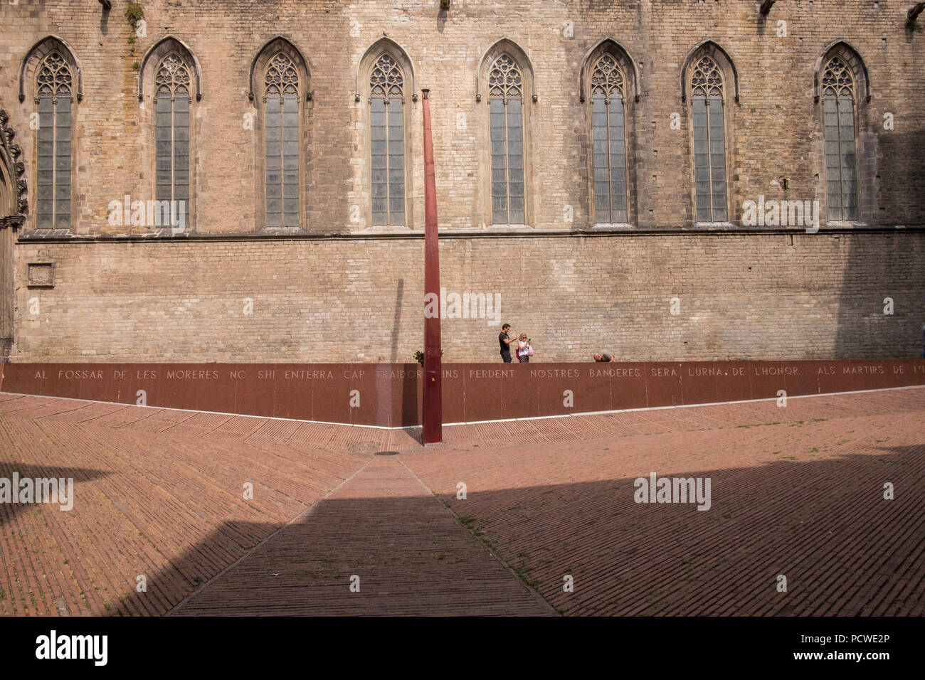 Ewige Flamme Denkmal an der Esglesia de Santa Maria del Mar, Barcelona, Spanien Stockfoto