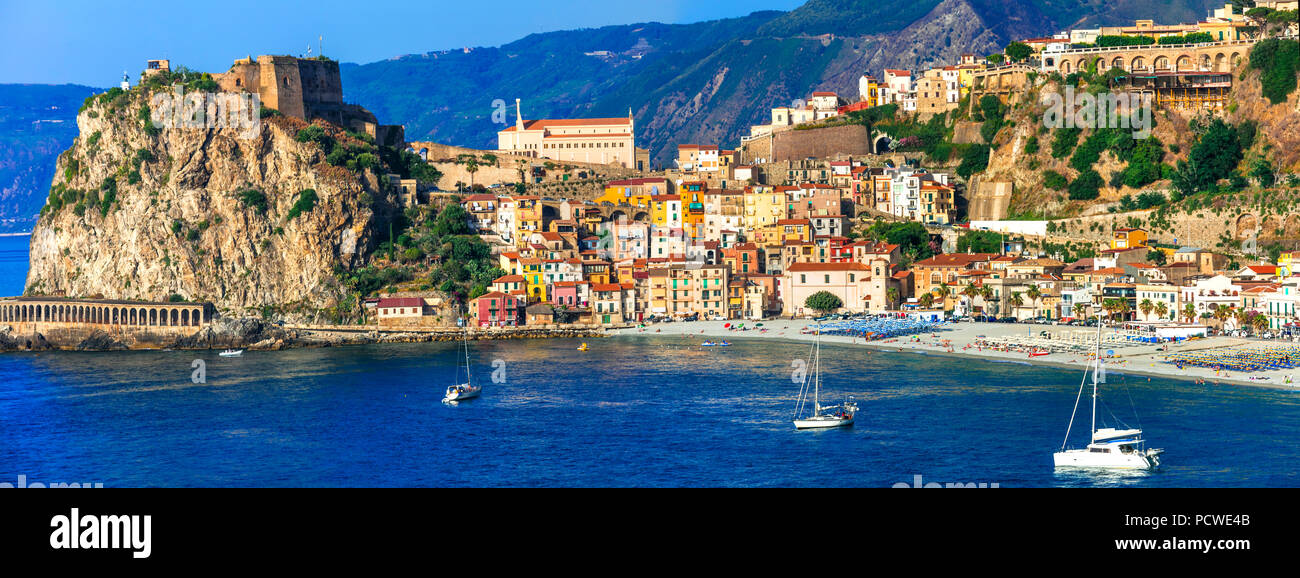 Schone Scilla Dorf Mit Blick Auf Die Burg Haus Und Meer