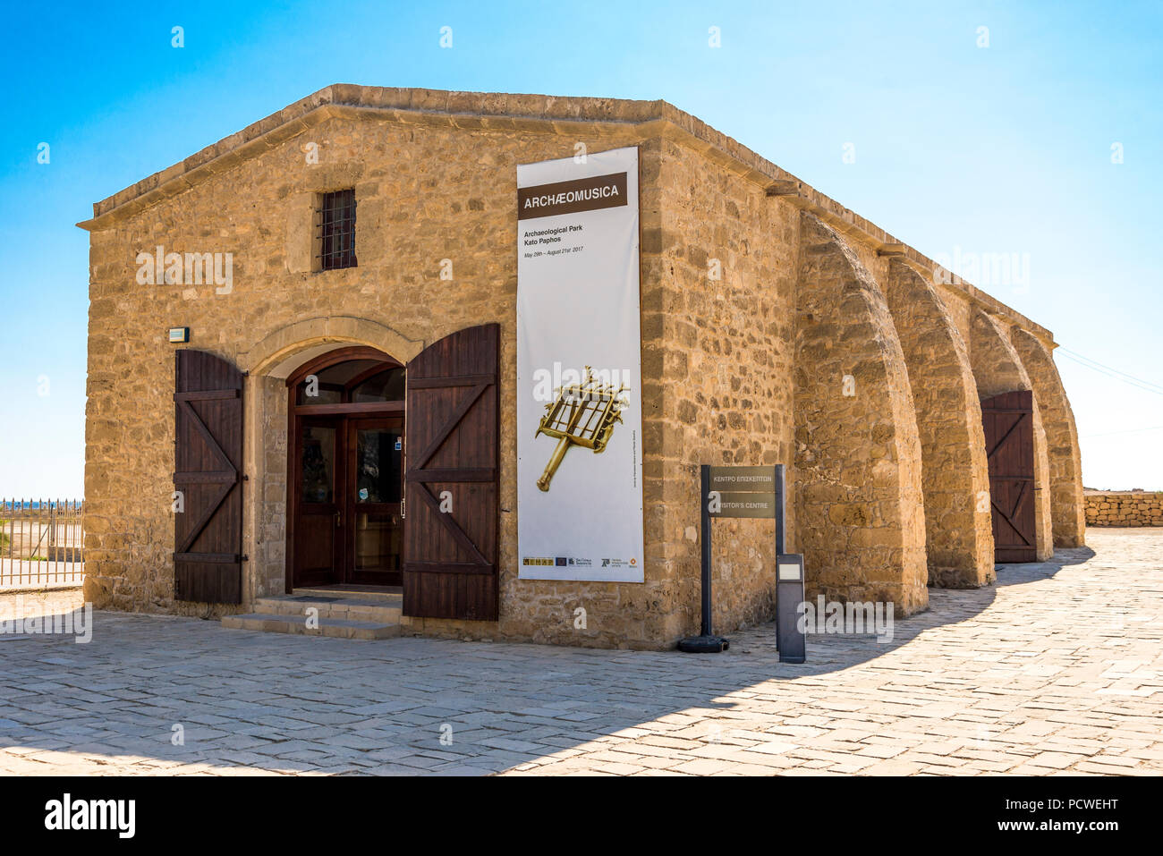 Paphos Archäologischen Park Visitor Center mit Archeomusica event Plakat, Zypern Stockfoto