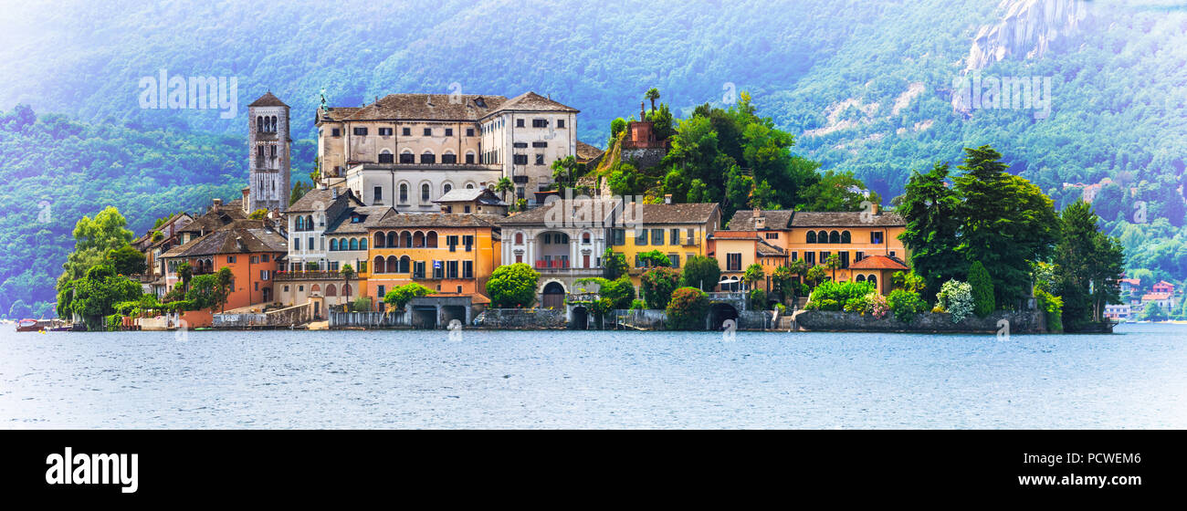Schöne Orta San Giulio Dorf, mit Blick auf den See, Piemont, Italien. Stockfoto