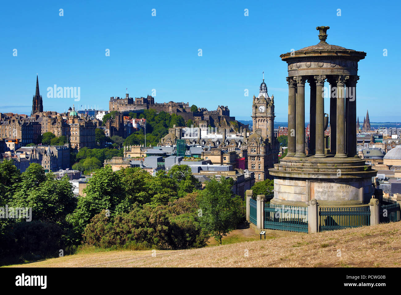 Blick auf Edinburgh City Skyline mit dem Dugald Stewart Memorial auf dem Calton Hill, Edinburgh, Schottland Stockfoto