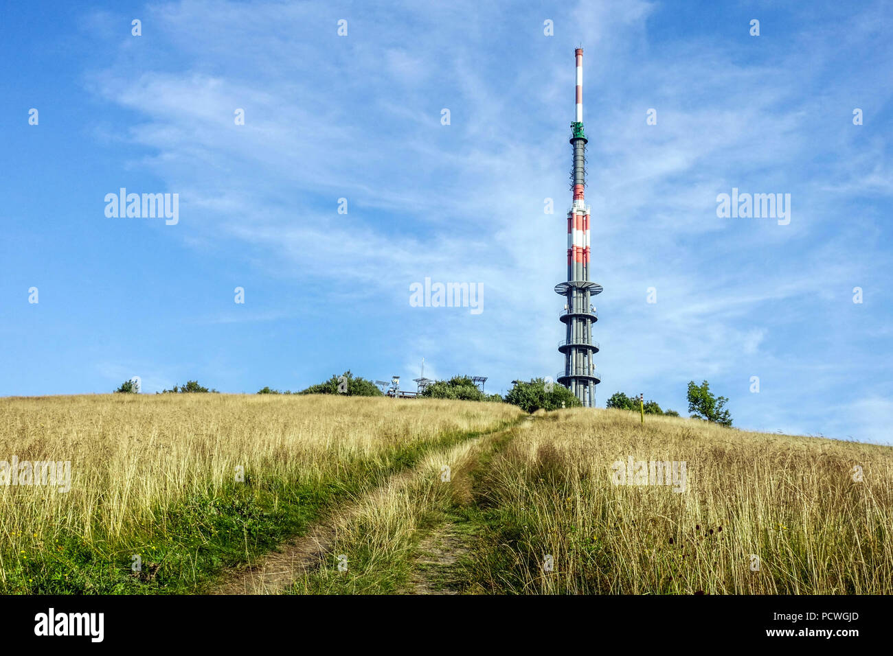 Rundfunk- und TV-Turm auf der höchste Berg der Weißen Karpaten, Veľká Javorina (970 m), in der Slowakei Stockfoto
