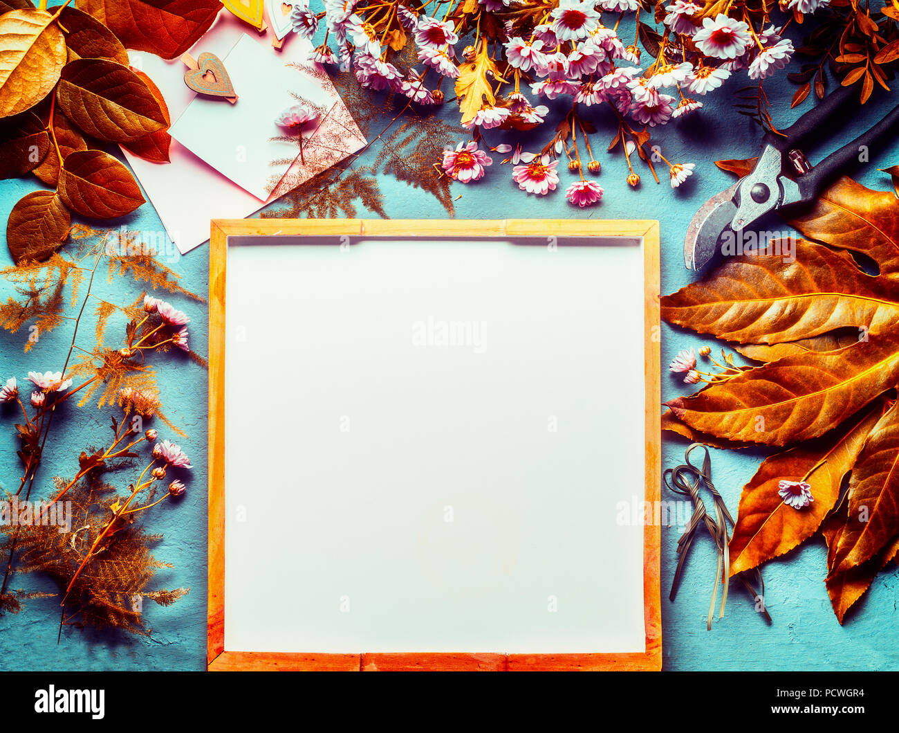 Herbst Blumen Anordnung Hintergrund Machen Mit Gelben Blattern Und Rosa Bluten Auf Dem Desktop Mit Fach Ansicht Von Oben Herbst Florist Platz Zum Arbeiten Herbst Greetin Stockfotografie Alamy