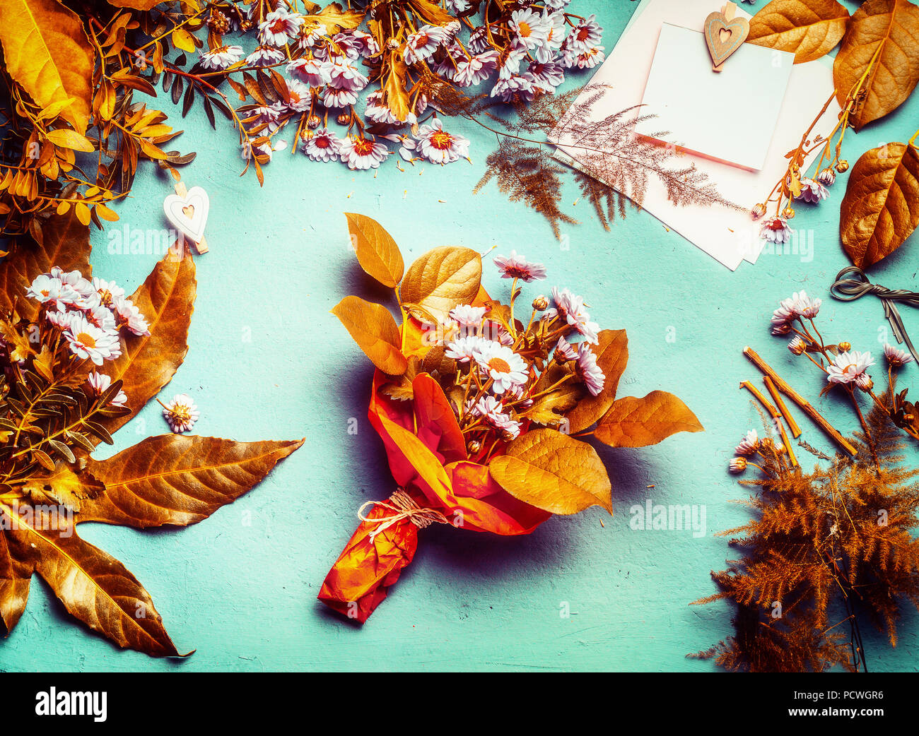 Herbst Blumen Blumenstrauss Mit Gelben Blattern Und Rosa Bluten Auf Dem Desktop Hintergrund Ansicht Von Oben Herbst Florist Platz Zum Arbeiten Herbst Blumen Anordnung Mit G Stockfotografie Alamy