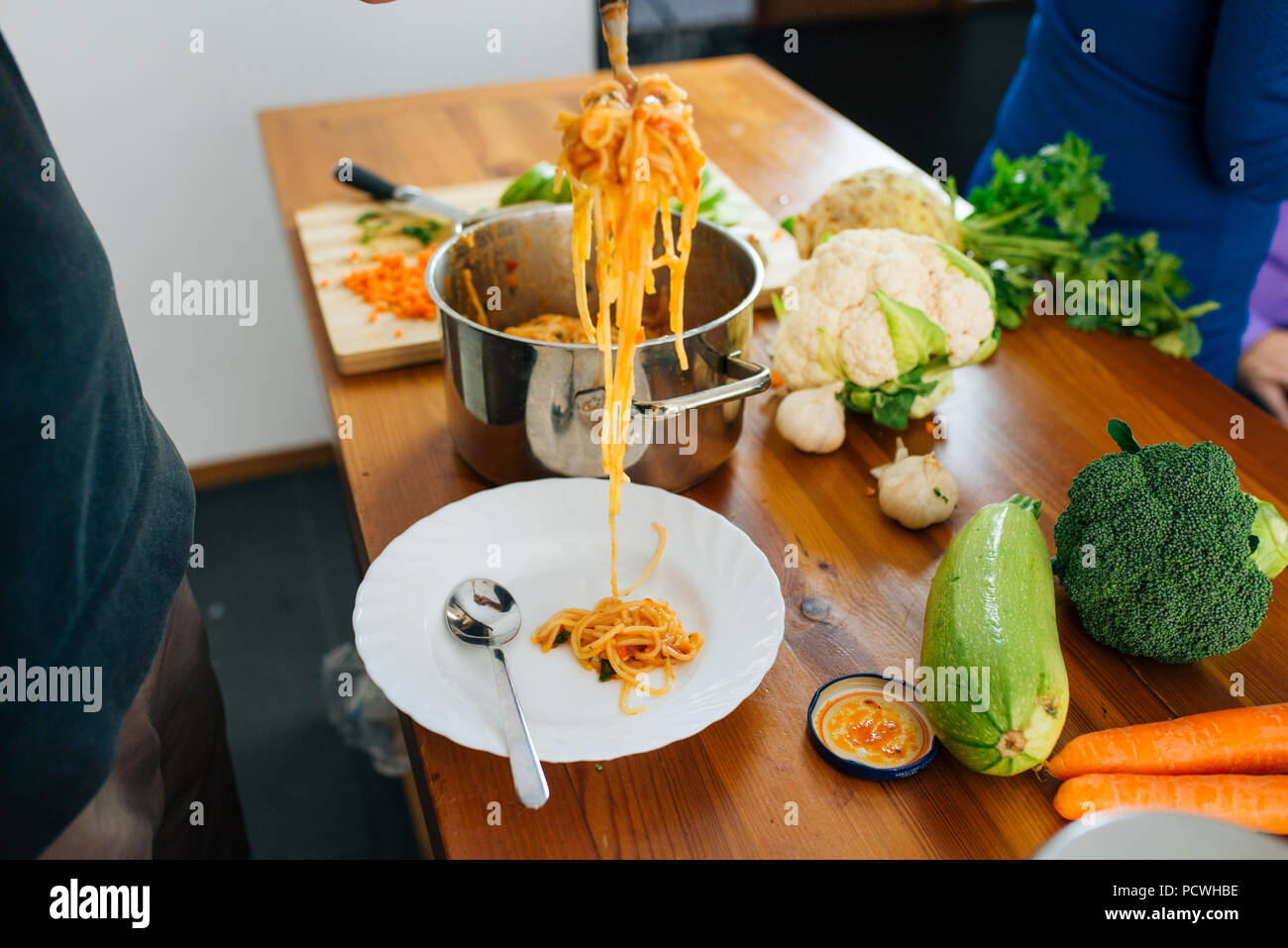 Der Ansicht von Frau bereiten ein leckeres Spaghetti in der Küche. Gesunde Ernährung Konzept. Stockfoto